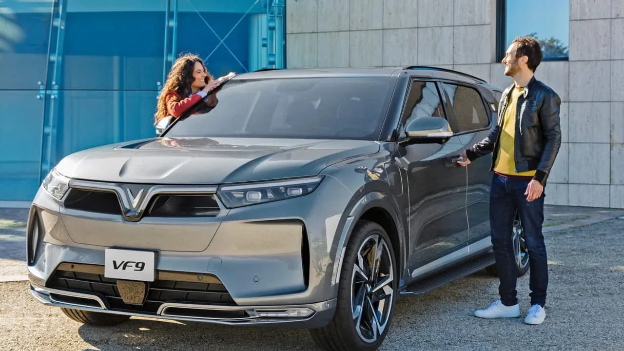 Hình ảnh đuôi xe VF9 ngang
